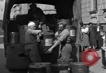 Standbild die britischen LKW Wien Österreich, 1945, aus Sekunde 36 historischem Filmmaterial Videoclip 65675056106