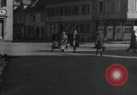 Image civils Sobernheim Allemagne, 1945, de la seconde 4 séquences d'archives historiques vidéo 65675056116
