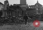Image des combats de rue Koblenz Allemagne, 1945, de la seconde 26 séquences d'archives historiques vidéo 65675056145