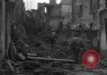 Image des combats de rue Koblenz Allemagne, 1945, de la seconde 31 séquences d'archives historiques vidéo 65675056145