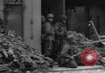 Standbild Straßenschlachten Koblenz Deutschland, 1945, aus Sekunde 43 historischem Filmmaterial Videoclip 65675056146
