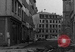 Image des combats de rue Koblenz Allemagne, 1945, de la seconde 29 séquences d'archives historiques vidéo 65675056147