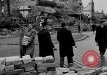 Immagine di Barricata Stuttgart Germania, 1945, secondo 56 filmato di repertorio 65675056150