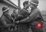 Immagine di Spie tedesche fermati in noi le uniformi sono eseguiti dal plotone di esecuzione Bruchsal Germania, 1945, secondo 15 filmato di repertorio 65675056155