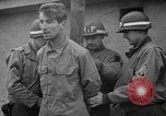 Immagine di Spie tedesche fermati in noi le uniformi sono eseguiti dal plotone di esecuzione Bruchsal Germania, 1945, secondo 17 filmato di repertorio 65675056155