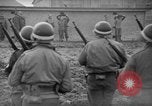 Immagine di Spie tedesche fermati in noi le uniformi sono eseguiti dal plotone di esecuzione Bruchsal Germania, 1945, secondo 20 filmato di repertorio 65675056155