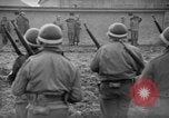 Immagine di Spie tedesche fermati in noi le uniformi sono eseguiti dal plotone di esecuzione Bruchsal Germania, 1945, secondo 21 filmato di repertorio 65675056155