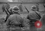 Immagine di Spie tedesche fermati in noi le uniformi sono eseguiti dal plotone di esecuzione Bruchsal Germania, 1945, secondo 23 filmato di repertorio 65675056155