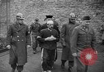 Immagine di Spie tedesche fermati in noi le uniformi sono eseguiti dal plotone di esecuzione Bruchsal Germania, 1945, secondo 30 filmato di repertorio 65675056155