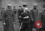 Immagine di Spie tedesche fermati in noi le uniformi sono eseguiti dal plotone di esecuzione Bruchsal Germania, 1945, secondo 31 filmato di repertorio 65675056155