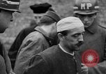 Immagine di Spie tedesche fermati in noi le uniformi sono eseguiti dal plotone di esecuzione Bruchsal Germania, 1945, secondo 42 filmato di repertorio 65675056155