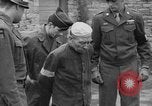 Immagine di Spie tedesche fermati in noi le uniformi sono eseguiti dal plotone di esecuzione Bruchsal Germania, 1945, secondo 43 filmato di repertorio 65675056155