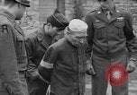 Immagine di Spie tedesche fermati in noi le uniformi sono eseguiti dal plotone di esecuzione Bruchsal Germania, 1945, secondo 44 filmato di repertorio 65675056155