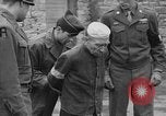 Immagine di Spie tedesche fermati in noi le uniformi sono eseguiti dal plotone di esecuzione Bruchsal Germania, 1945, secondo 45 filmato di repertorio 65675056155