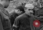 Immagine di Spie tedesche fermati in noi le uniformi sono eseguiti dal plotone di esecuzione Bruchsal Germania, 1945, secondo 46 filmato di repertorio 65675056155