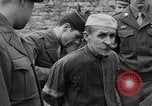 Immagine di Spie tedesche fermati in noi le uniformi sono eseguiti dal plotone di esecuzione Bruchsal Germania, 1945, secondo 48 filmato di repertorio 65675056155