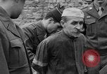 Immagine di Spie tedesche fermati in noi le uniformi sono eseguiti dal plotone di esecuzione Bruchsal Germania, 1945, secondo 49 filmato di repertorio 65675056155