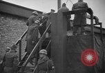 Immagine di Spie tedesche fermati in noi le uniformi sono eseguiti dal plotone di esecuzione Bruchsal Germania, 1945, secondo 58 filmato di repertorio 65675056155