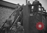 Immagine di Spie tedesche fermati in noi le uniformi sono eseguiti dal plotone di esecuzione Bruchsal Germania, 1945, secondo 59 filmato di repertorio 65675056155