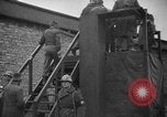 Immagine di Spie tedesche fermati in noi le uniformi sono eseguiti dal plotone di esecuzione Bruchsal Germania, 1945, secondo 62 filmato di repertorio 65675056155