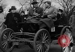 Standbild Anfang des 20 Jahrhunderts Autos auf Parade Chicago Illinois USA, 1945, aus Sekunde 4 historischem Filmmaterial Videoclip 65675056157
