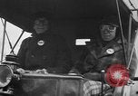 Standbild Anfang des 20 Jahrhunderts Autos auf Parade Chicago Illinois USA, 1945, aus Sekunde 9 historischem Filmmaterial Videoclip 65675056157