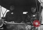 Standbild Anfang des 20 Jahrhunderts Autos auf Parade Chicago Illinois USA, 1945, aus Sekunde 10 historischem Filmmaterial Videoclip 65675056157