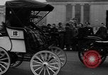 Standbild Anfang des 20 Jahrhunderts Autos auf Parade Chicago Illinois USA, 1945, aus Sekunde 17 historischem Filmmaterial Videoclip 65675056157