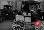 Standbild Anfang des 20 Jahrhunderts Autos auf Parade Chicago Illinois USA, 1945, aus Sekunde 18 historischem Filmmaterial Videoclip 65675056157