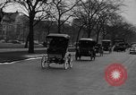 Standbild Anfang des 20 Jahrhunderts Autos auf Parade Chicago Illinois USA, 1945, aus Sekunde 20 historischem Filmmaterial Videoclip 65675056157