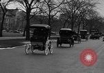 Standbild Anfang des 20 Jahrhunderts Autos auf Parade Chicago Illinois USA, 1945, aus Sekunde 21 historischem Filmmaterial Videoclip 65675056157