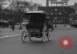 Standbild Anfang des 20 Jahrhunderts Autos auf Parade Chicago Illinois USA, 1945, aus Sekunde 26 historischem Filmmaterial Videoclip 65675056157