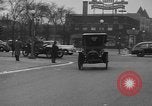 Standbild Anfang des 20 Jahrhunderts Autos auf Parade Chicago Illinois USA, 1945, aus Sekunde 28 historischem Filmmaterial Videoclip 65675056157