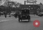 Standbild Anfang des 20 Jahrhunderts Autos auf Parade Chicago Illinois USA, 1945, aus Sekunde 29 historischem Filmmaterial Videoclip 65675056157
