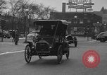 Standbild Anfang des 20 Jahrhunderts Autos auf Parade Chicago Illinois USA, 1945, aus Sekunde 30 historischem Filmmaterial Videoclip 65675056157