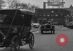 Standbild Anfang des 20 Jahrhunderts Autos auf Parade Chicago Illinois USA, 1945, aus Sekunde 31 historischem Filmmaterial Videoclip 65675056157