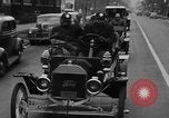 Standbild Anfang des 20 Jahrhunderts Autos auf Parade Chicago Illinois USA, 1945, aus Sekunde 32 historischem Filmmaterial Videoclip 65675056157