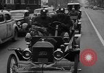 Standbild Anfang des 20 Jahrhunderts Autos auf Parade Chicago Illinois USA, 1945, aus Sekunde 33 historischem Filmmaterial Videoclip 65675056157