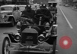 Standbild Anfang des 20 Jahrhunderts Autos auf Parade Chicago Illinois USA, 1945, aus Sekunde 34 historischem Filmmaterial Videoclip 65675056157