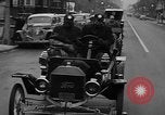 Standbild Anfang des 20 Jahrhunderts Autos auf Parade Chicago Illinois USA, 1945, aus Sekunde 35 historischem Filmmaterial Videoclip 65675056157