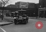 Standbild Anfang des 20 Jahrhunderts Autos auf Parade Chicago Illinois USA, 1945, aus Sekunde 36 historischem Filmmaterial Videoclip 65675056157