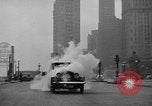 Standbild Anfang des 20 Jahrhunderts Autos auf Parade Chicago Illinois USA, 1945, aus Sekunde 41 historischem Filmmaterial Videoclip 65675056157