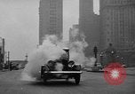 Standbild Anfang des 20 Jahrhunderts Autos auf Parade Chicago Illinois USA, 1945, aus Sekunde 42 historischem Filmmaterial Videoclip 65675056157
