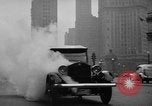 Standbild Anfang des 20 Jahrhunderts Autos auf Parade Chicago Illinois USA, 1945, aus Sekunde 43 historischem Filmmaterial Videoclip 65675056157