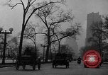 Standbild Anfang des 20 Jahrhunderts Autos auf Parade Chicago Illinois USA, 1945, aus Sekunde 45 historischem Filmmaterial Videoclip 65675056157