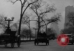 Standbild Anfang des 20 Jahrhunderts Autos auf Parade Chicago Illinois USA, 1945, aus Sekunde 46 historischem Filmmaterial Videoclip 65675056157