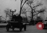 Standbild Anfang des 20 Jahrhunderts Autos auf Parade Chicago Illinois USA, 1945, aus Sekunde 48 historischem Filmmaterial Videoclip 65675056157