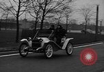 Standbild Anfang des 20 Jahrhunderts Autos auf Parade Chicago Illinois USA, 1945, aus Sekunde 50 historischem Filmmaterial Videoclip 65675056157