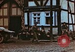 Standbild befreiten französische Gefangene Deutschland, 1945, aus Sekunde 9 historischem Filmmaterial Videoclip 65675056159