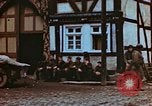 Standbild befreiten französische Gefangene Deutschland, 1945, aus Sekunde 12 historischem Filmmaterial Videoclip 65675056159